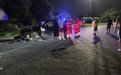 Salta sulla rotonda a gran velocità e si schianta sulla Provinciale