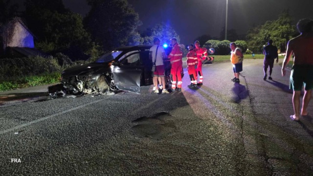 Salta sulla rotonda a gran velocità e si schianta sulla Provinciale