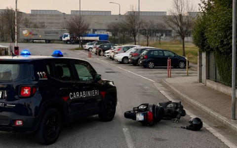Perde il controllo del ciclomotore: sedicenne finisce in ospedale