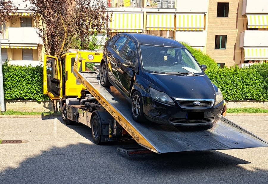 Strade pulite: la Polizia Locale rimuove altri veicoli dagli spazi pubblici