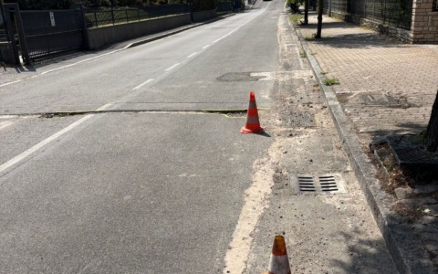 Fibra ottica, riprendono i lavori: possibili disagi in otto strade (magari asfaltate da poco)