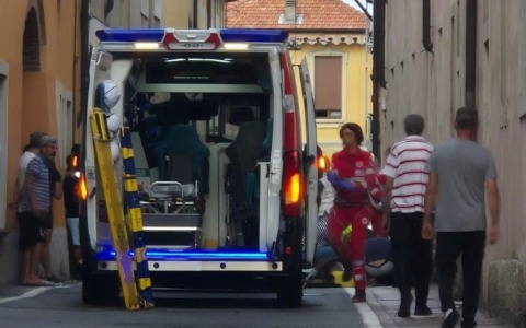 Investe un pedone e fugge senza soccorrerlo: caccia al pirata della strada