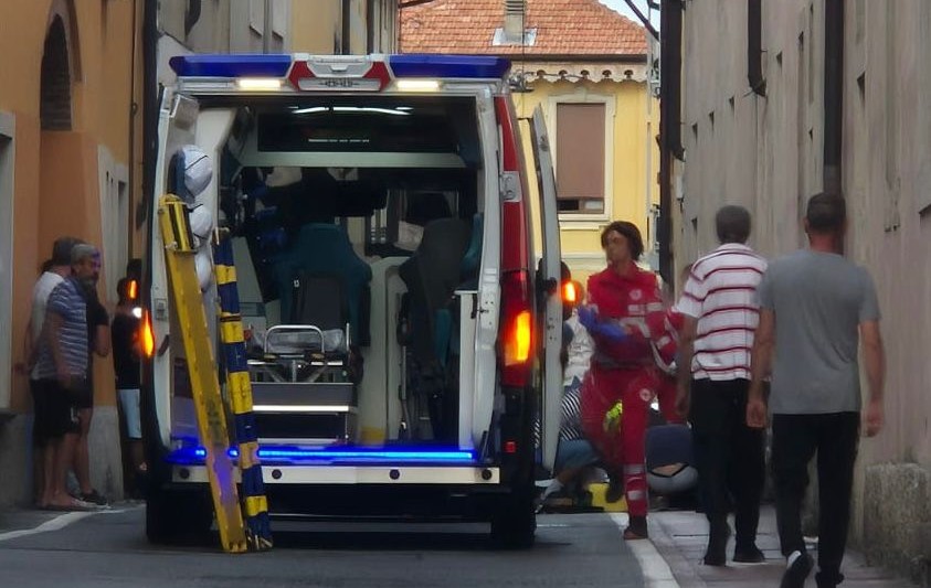 Investe un pedone e fugge senza soccorrerlo: caccia al pirata della strada