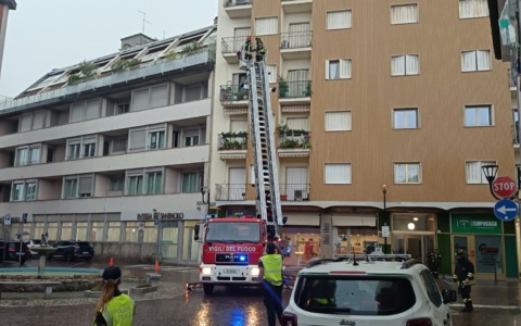 La bufera si abbatte sulla città: in pochi minuti piante sradicate e tetti scoperchiati