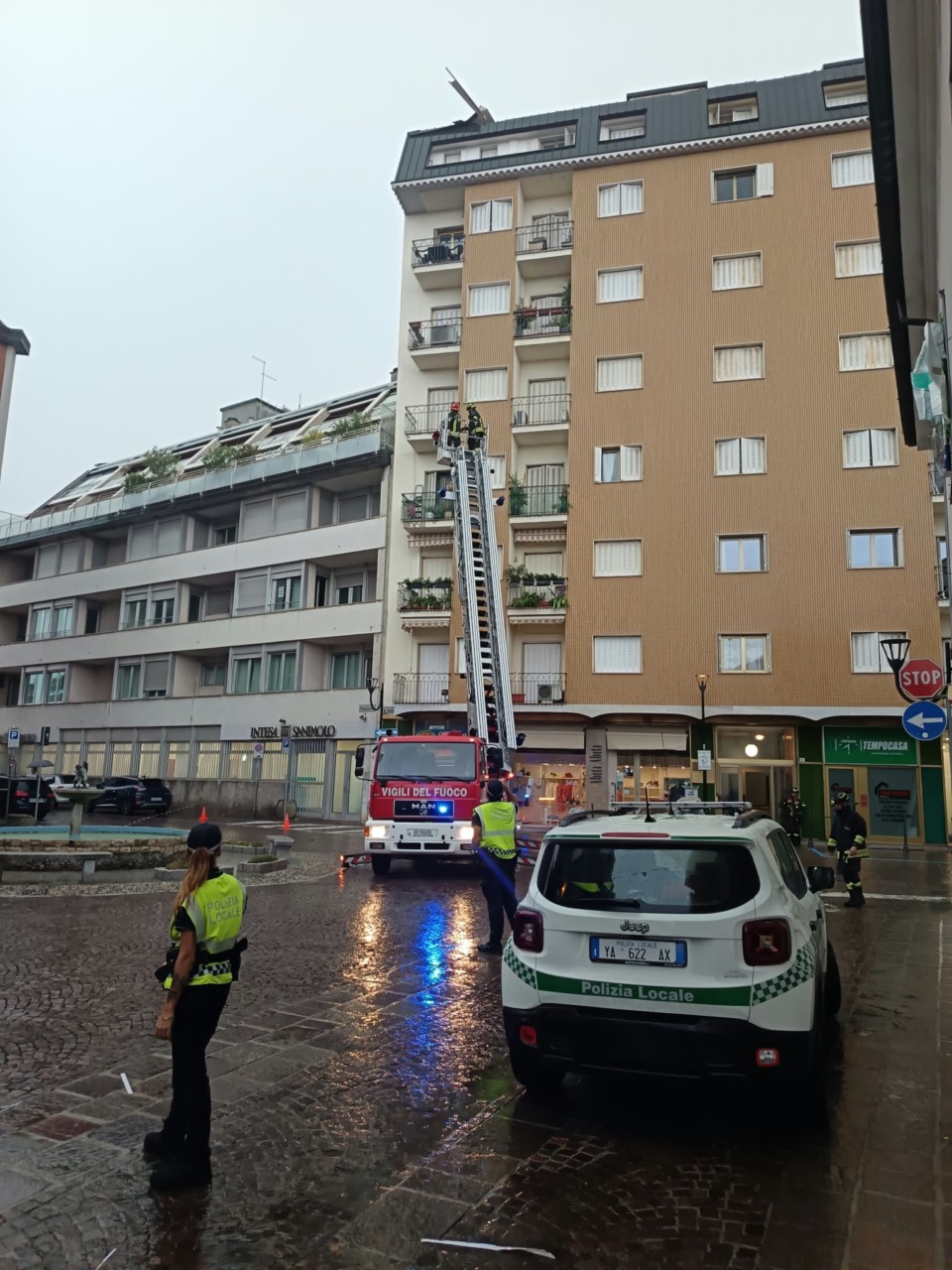 La bufera si abbatte sulla città: in pochi minuti piante sradicate e tetti scoperchiati