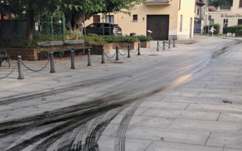 Furgone attraversa il centro storico e lascia una scia di olio nero nella piazza del castello