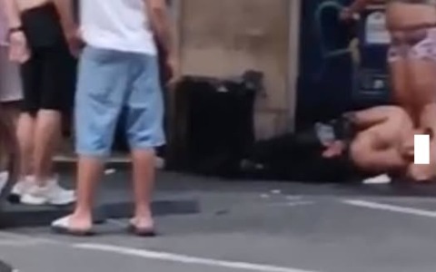 Pugni e coltellate in strada, due feriti: intervento dei Carabinieri e del 118