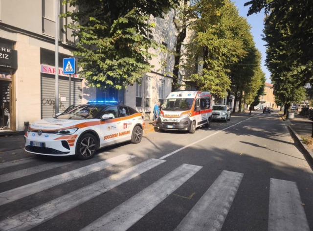 Anziana investita da un’auto: intervengono ambulanza e automedica