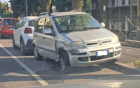 Perde il controllo dell’auto e finisce contro le macchine in sosta