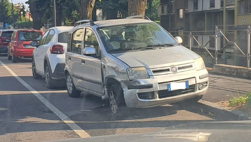 Perde il controllo dell’auto e finisce contro le macchine in sosta