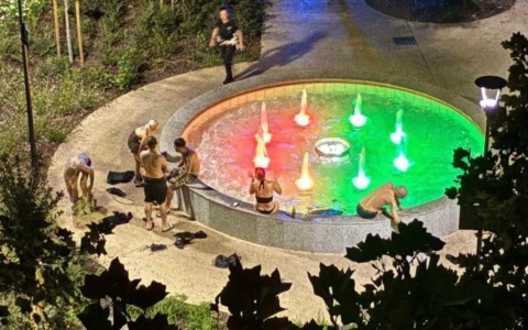 Notti bollenti, fontana in piazza scambiata per piscina: “bagnanti” fatti uscire dall’acqua e multati