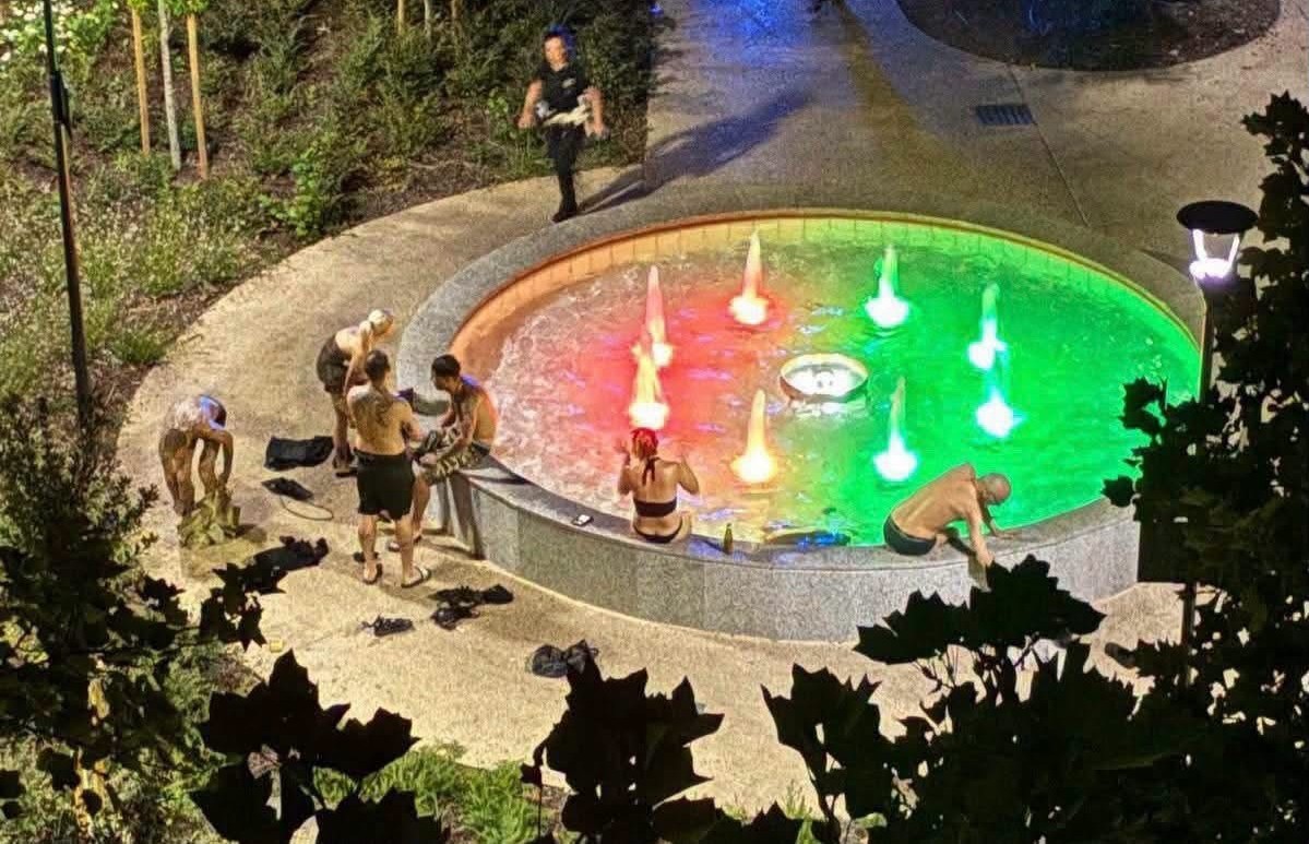 Notti bollenti, fontana in piazza scambiata per piscina: “bagnanti” fatti uscire dall’acqua e multati