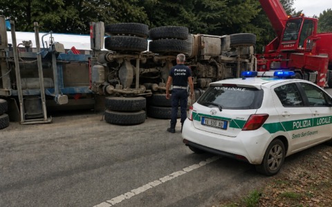 Tir carico di terra si ribalta in rotonda: ferito camionista di 36 anni