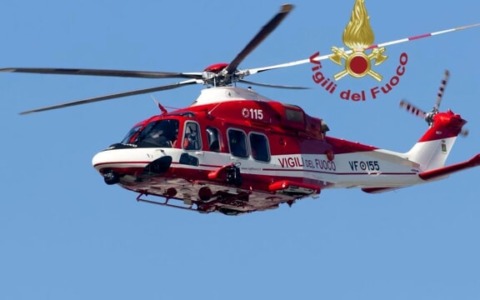 Precipita in un fossato mentre raggiunge la spiaggia: 42enne recuperato dall’elicottero dei Vigili del fuoco