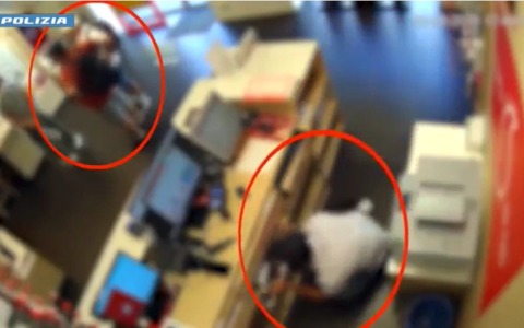 Rubano le borse a due donne poi provano a prelevare con i bancomat sottratti: arrestati