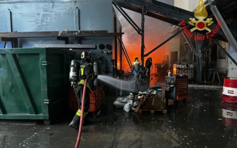 Incendio in azienda: intervento in forze dei Vigili del fuoco