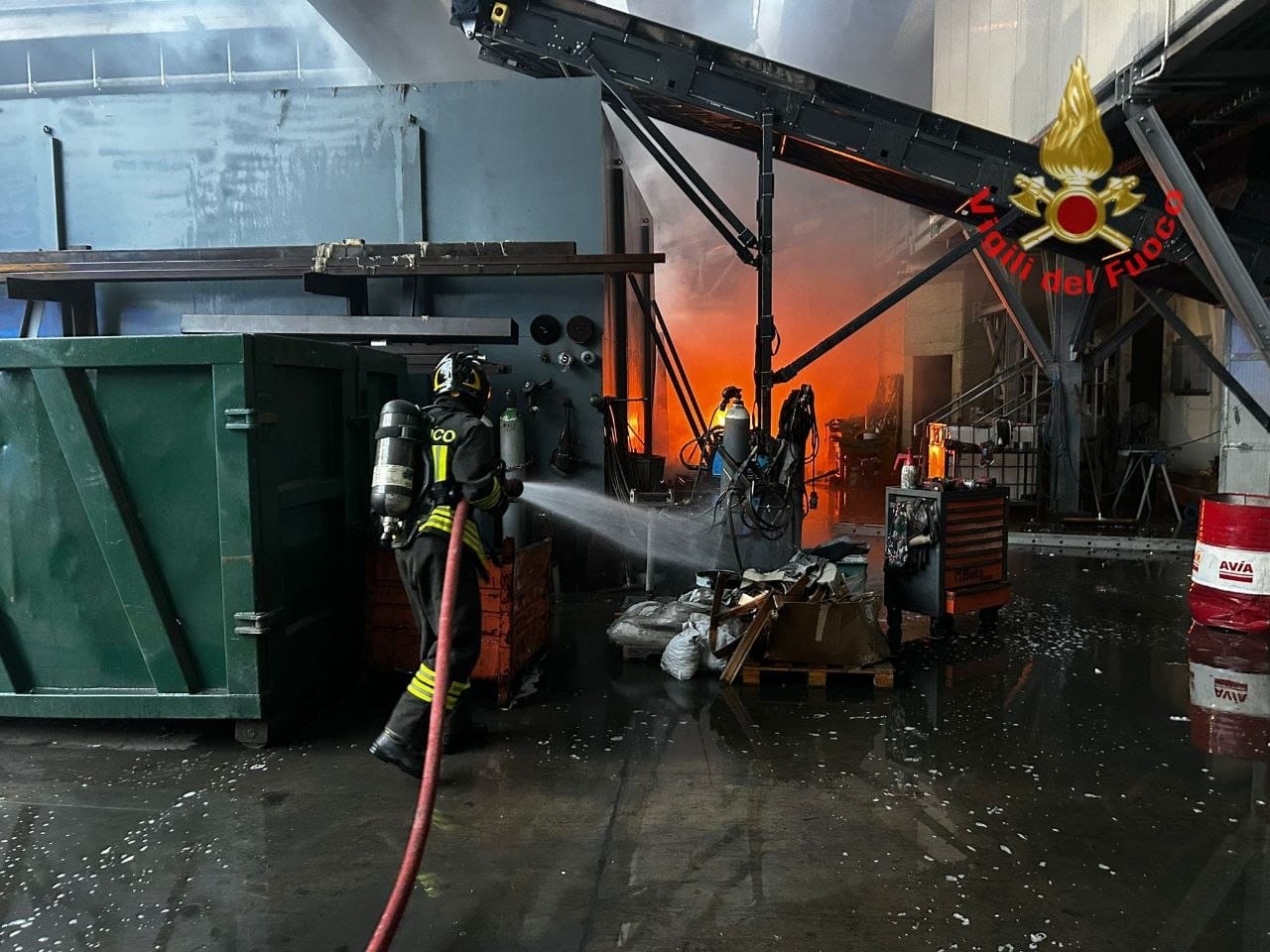 Incendio in azienda: intervento in forze dei Vigili del fuoco