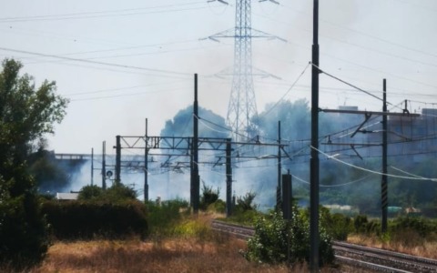 Fiamme lungo i binari: incendio domato dai Vigili del Fuoco