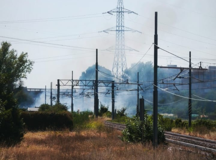 Fiamme lungo i binari: incendio domato dai Vigili del Fuoco