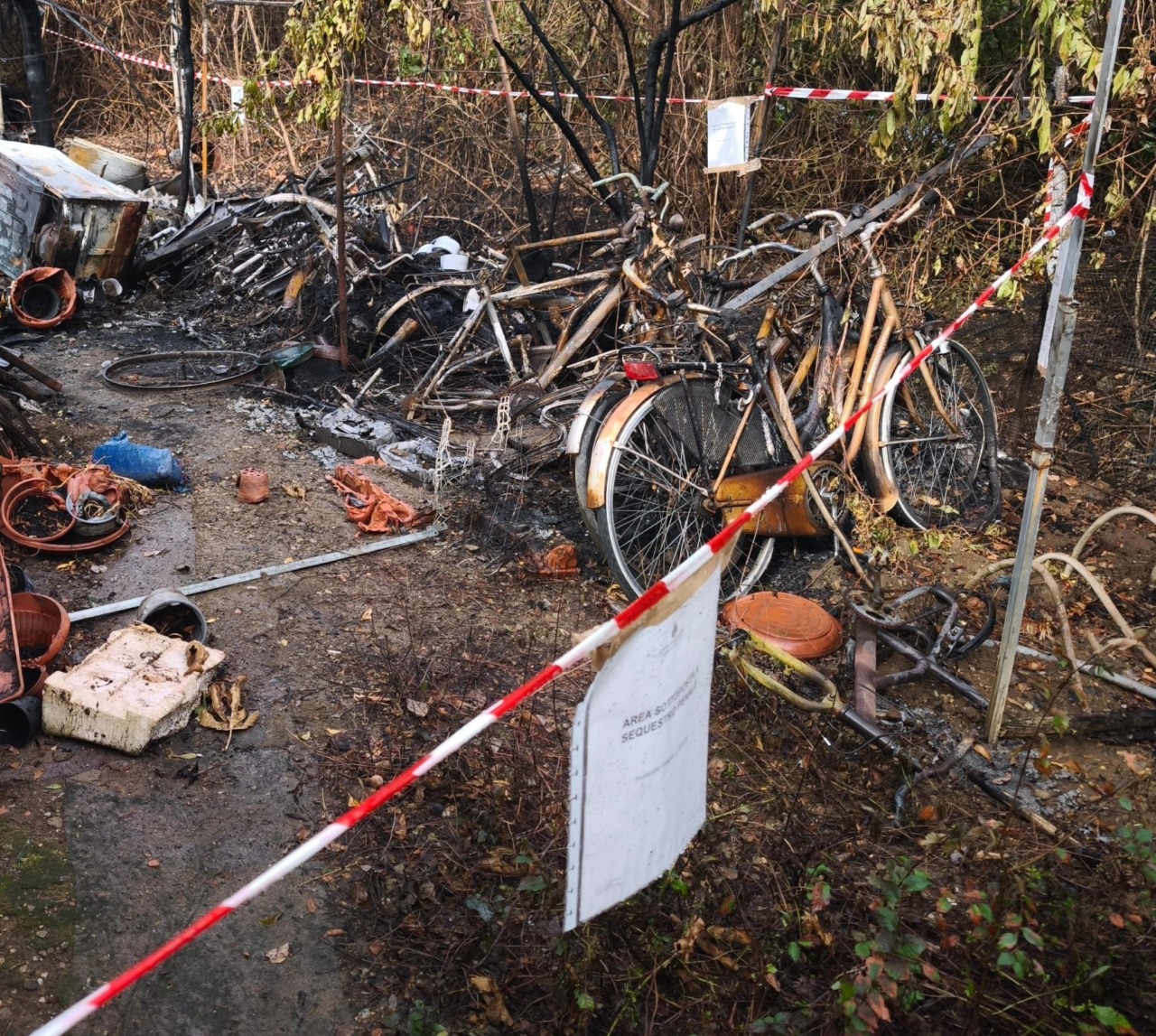 Brucia un terreno pieno di rifiuti: denunciato un 75enne
