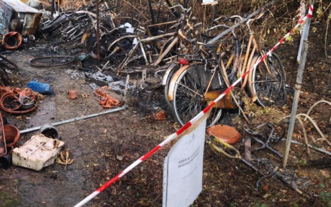Brucia un terreno pieno di rifiuti: denunciato un 75enne