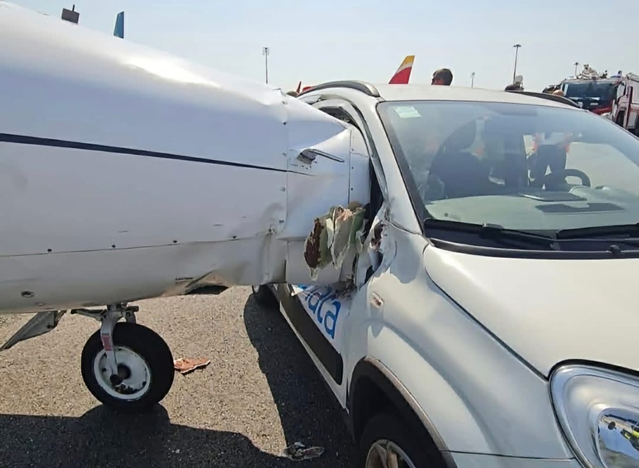 Il video dell’incidente tra un jet e un’auto all’aeroporto di Linate