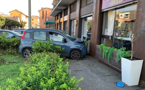 Auto sfonda la vetrina di un bar dopo un malore: grave un 53enne