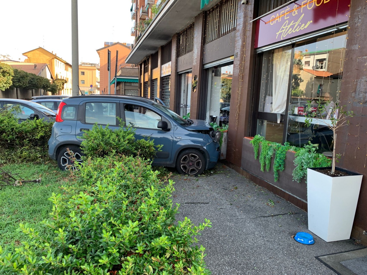 Auto sfonda la vetrina di un bar dopo un malore: grave un 53enne