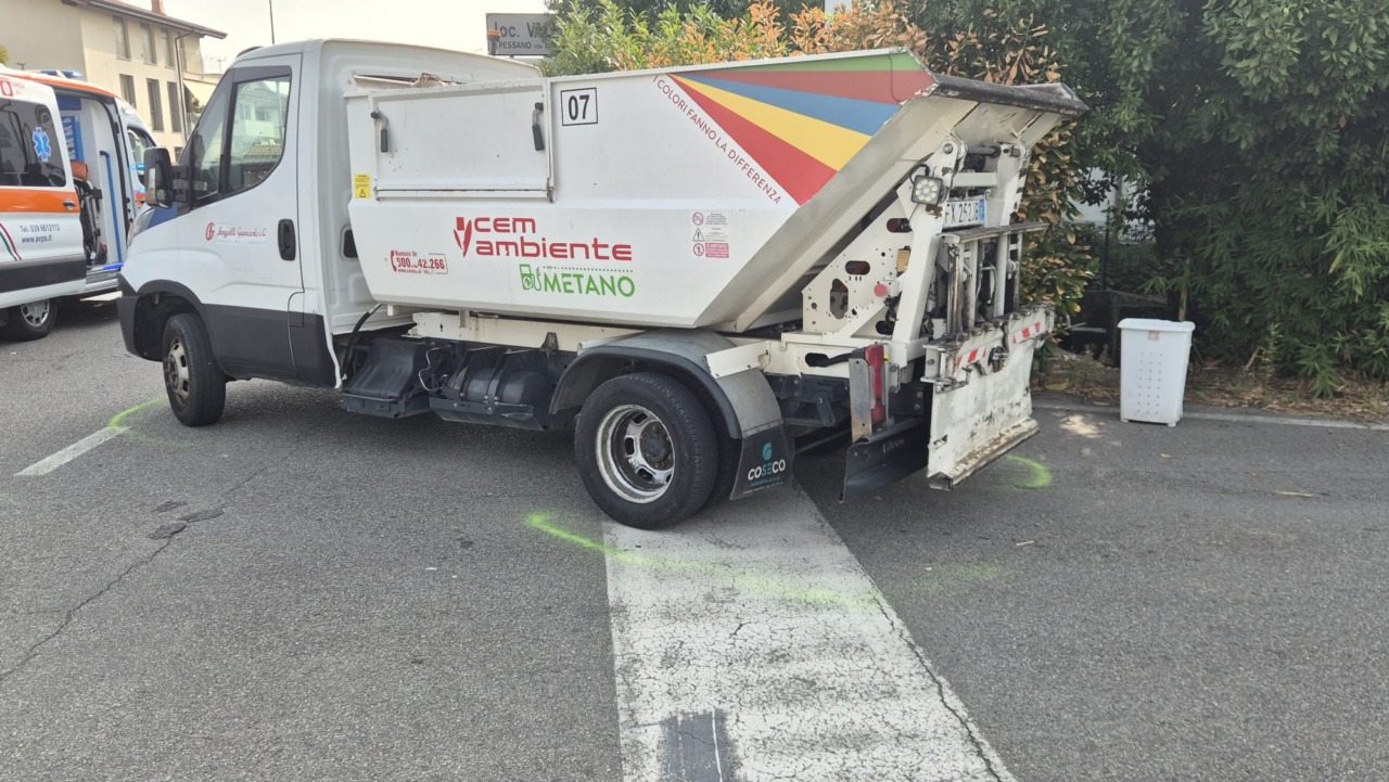 Ciclista 82enne investito da un furgone per la raccolta dei rifiuti