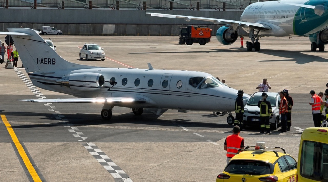 Incidente tra un aereo privato e un’auto: fermati i voli a Linate