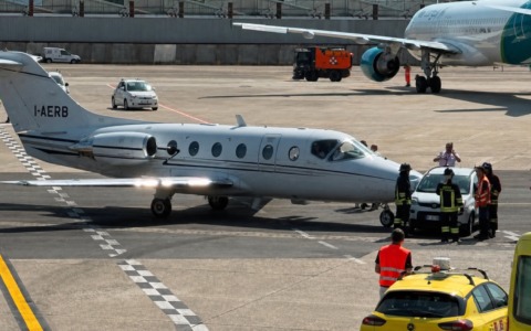 Incidente tra un aereo privato e un’auto: fermati i voli a Linate