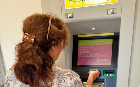 I nuovi sportelli automatici Postamat Cash-In permettono anche il versamento di contanti