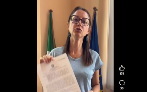 “Cre**na e corrotta”, la sindaca denuncia l’hater che l’ha insultata sui social