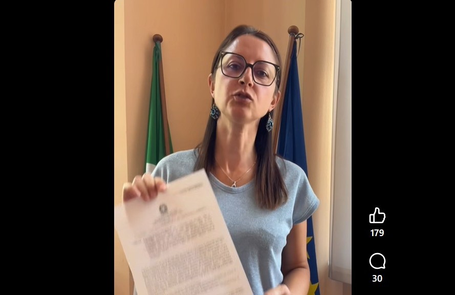 “Cre**na e corrotta”, la sindaca denuncia l’hater che l’ha insultata sui social
