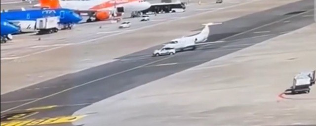 Il video dell’incidente tra un jet e un’auto all’aeroporto di Linate