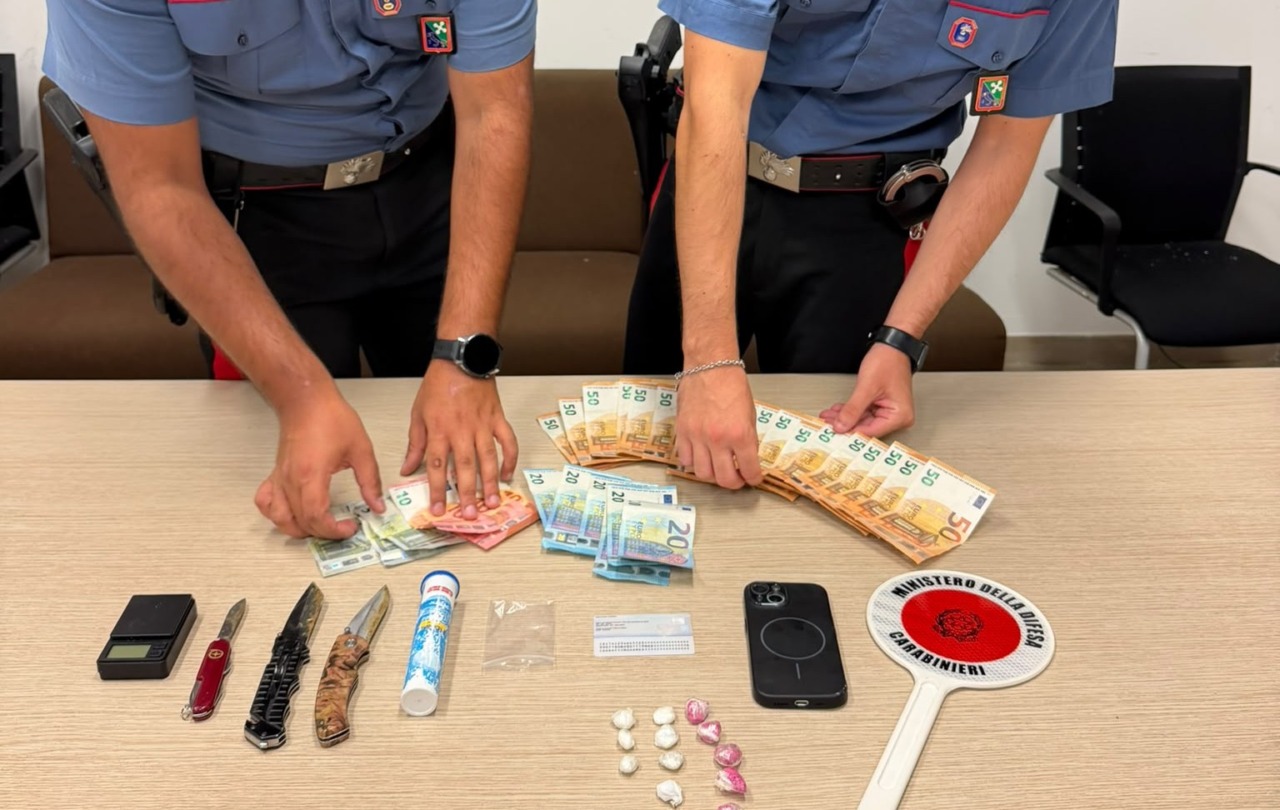 Cocaina, tre coltelli e 1.500 euro: arrestato uno spacciatore in zona metropolitana