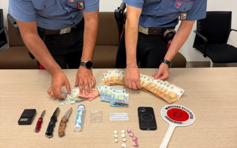 Cocaina, tre coltelli e 1.500 euro: arrestato uno spacciatore in zona metropolitana