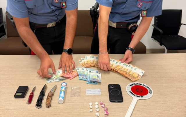 Cocaina, tre coltelli e 1.500 euro: arrestato uno spacciatore in zona metropolitana