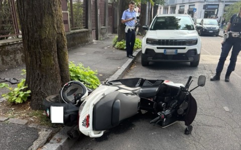 Fuga su uno scooter rubato: precipita nel seminterrato di un palazzo dopo il crollo della recinzione