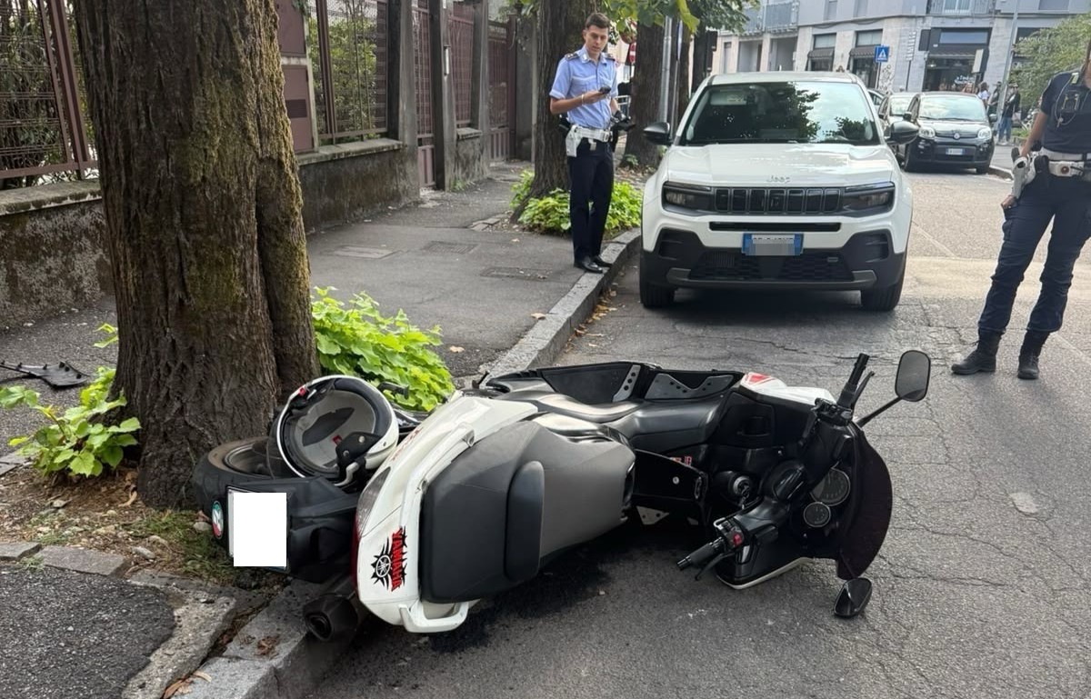 Fuga su uno scooter rubato: precipita nel seminterrato di un palazzo dopo il crollo della recinzione