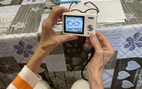 Affrontare l’Alzheimer con lo sguardo di chi scatta una fotografia digitale