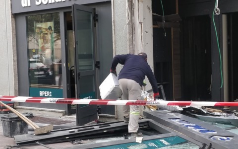 La banda esplosiva torna a colpire: sportello Bancomat salta in aria nella notte