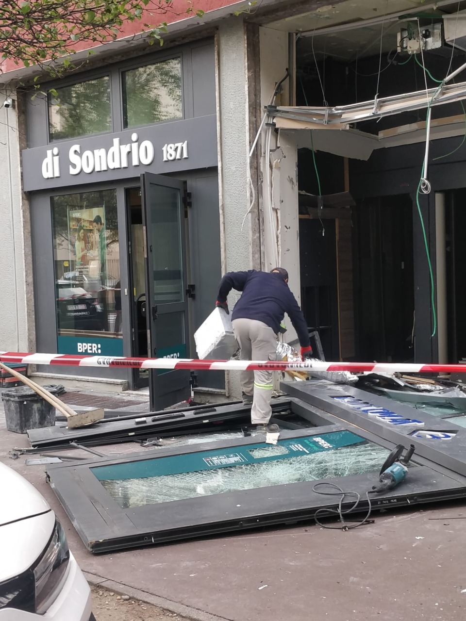 La banda esplosiva torna a colpire: sportello Bancomat salta in aria nella notte