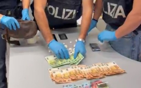 Spacciatori in manette, trovati con cocaina e migliaia di euro in contanti