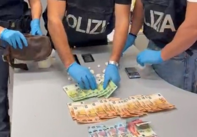 Spacciatori in manette, trovati con cocaina e migliaia di euro in contanti