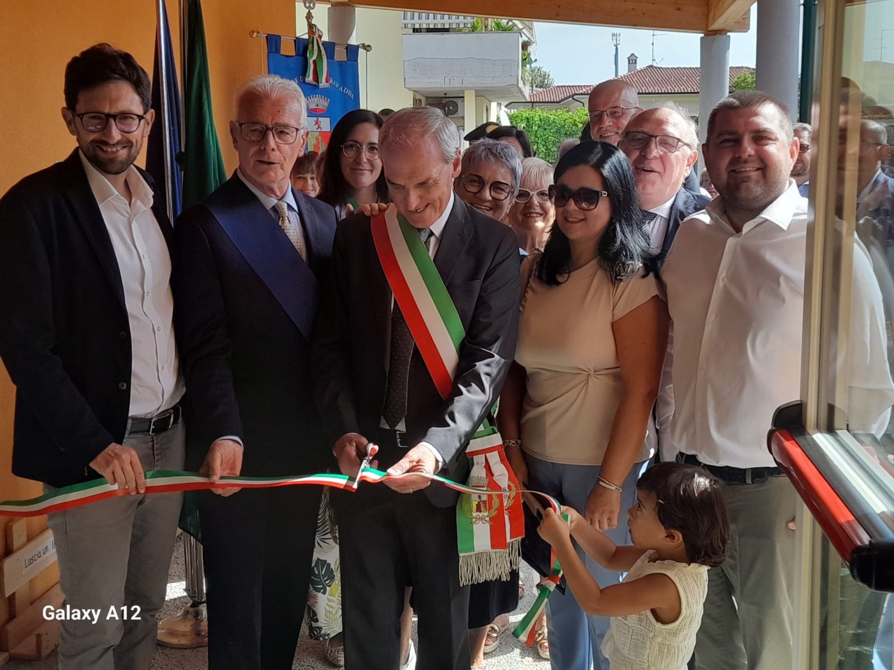 Comunità e istituzioni insieme al taglio del nastro del nido farese