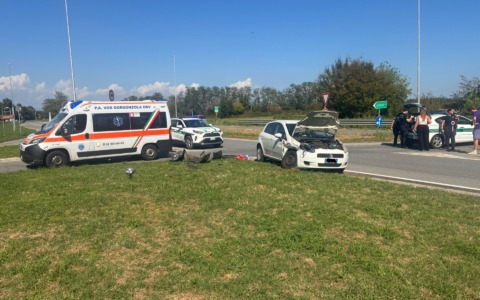 Schianto all’incrocio: due automobilisti finiscono in ospedale