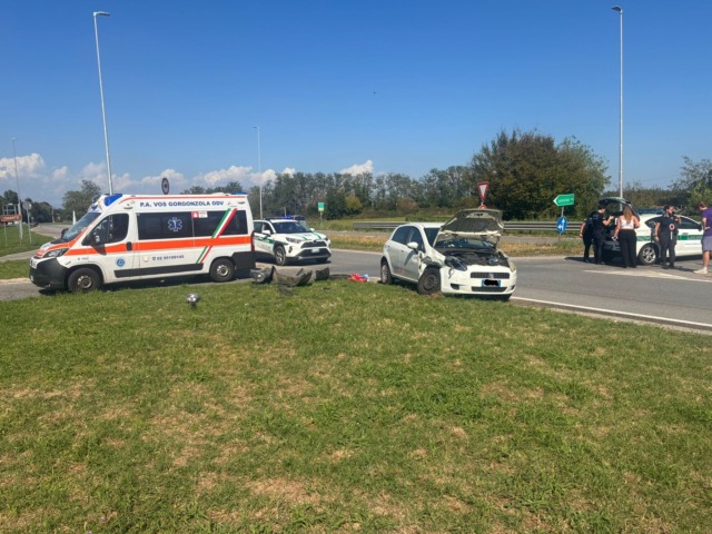 Schianto all’incrocio: due automobilisti finiscono in ospedale