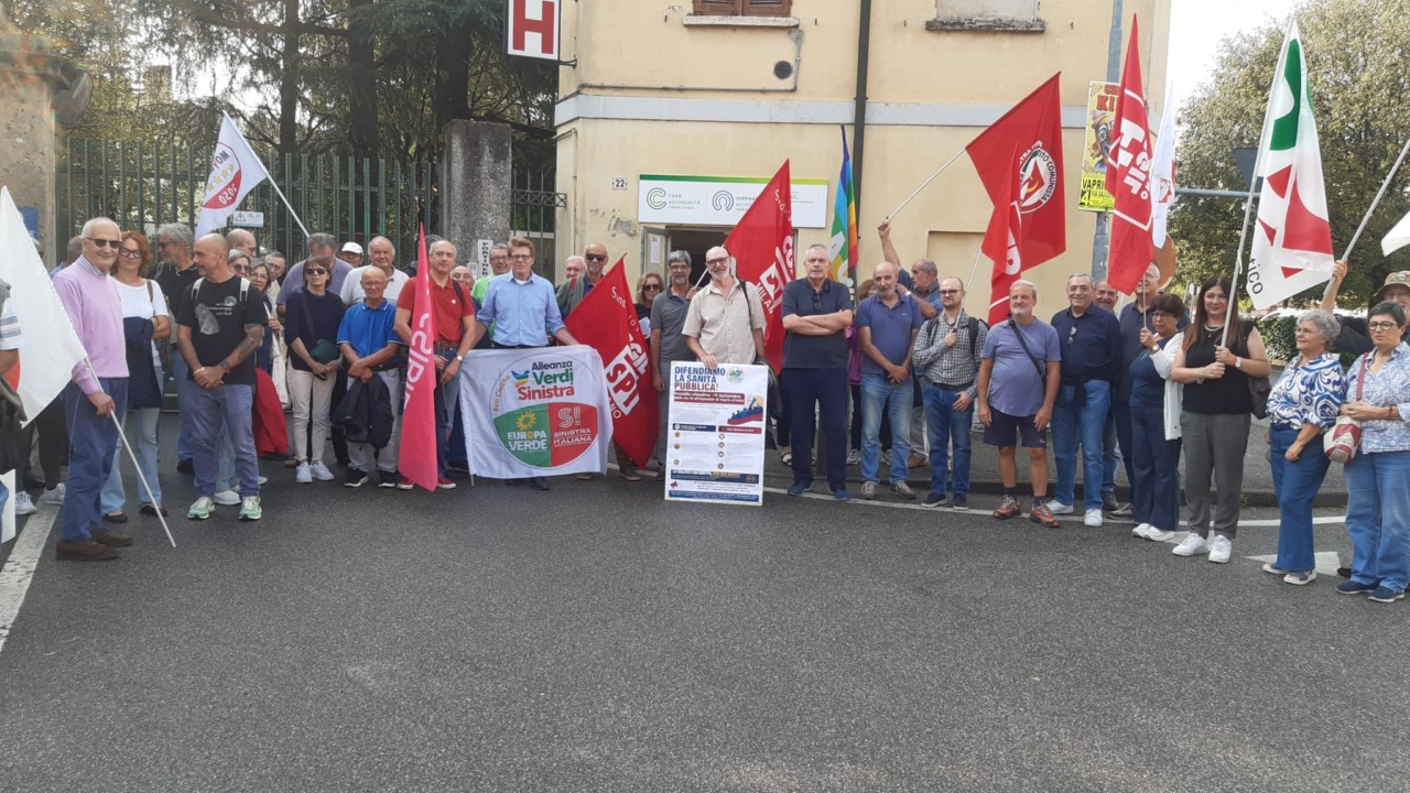 Presidio in difesa della sanità pubblica davanti all’ospedale di Vaprio