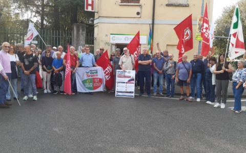 Presidio in difesa della sanità pubblica davanti all’ospedale di Vaprio